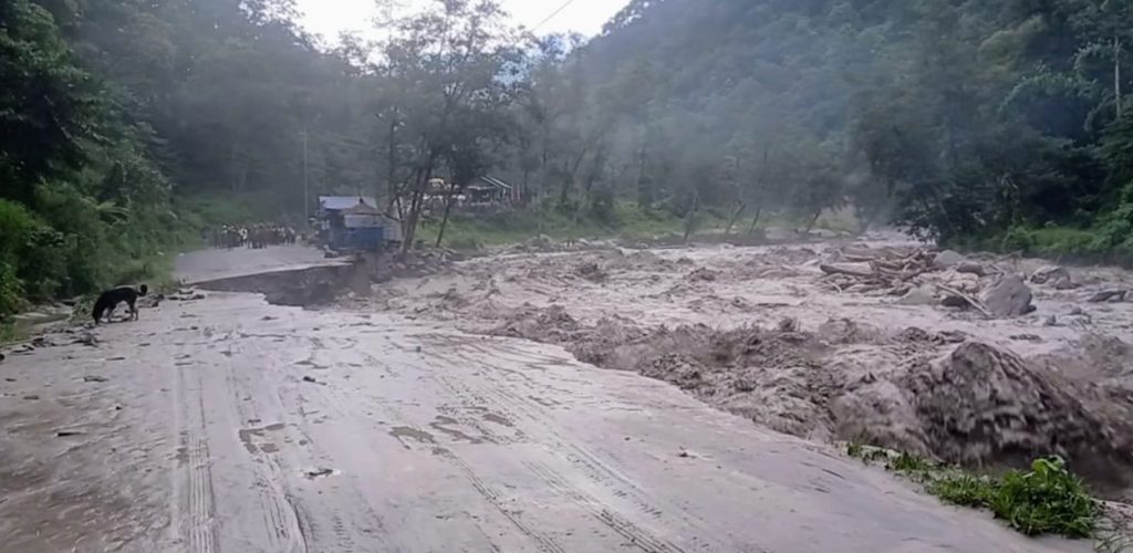 मोदी खोलाको बाढीले सडक बगाएपछि घान्द्रुकमा ३०० पर्यटक अलपत्र