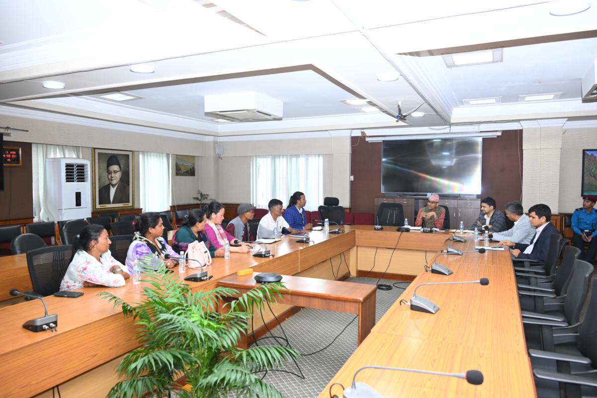 वार्ताकै बीच सरकारी टोलीलाई लघुवित्त पीडितको १४ बुँदे ज्ञापनपत्र