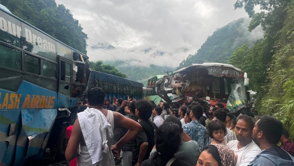 मुग्लिन-नारायणगढ सडकखण्डको जलबीरेमा २ बस ठोक्किए, सडक अवरुद्ध