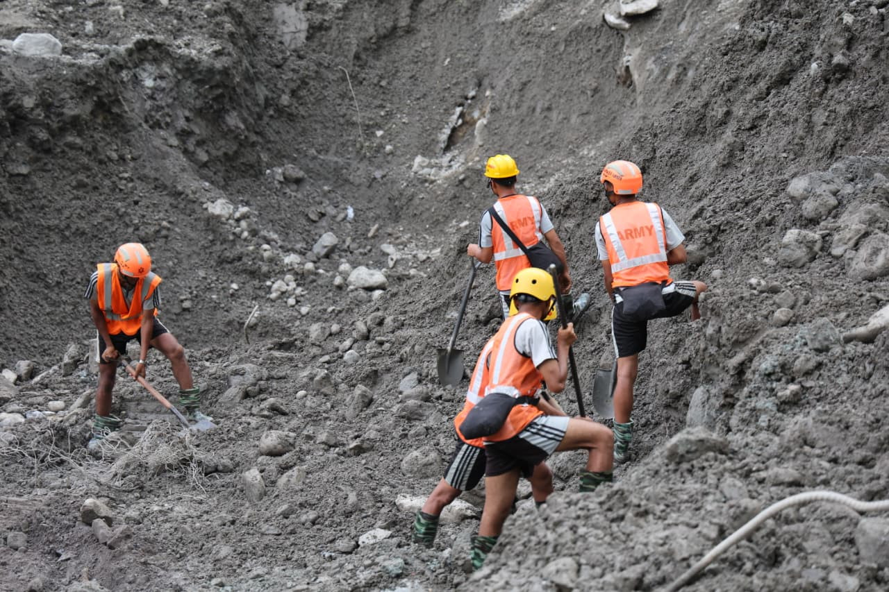 भोटेकोशी बाढी प्रभावित क्षेत्रमा दिउँसो वर्षा बढ्ने, उद्धारमा थप चुनौती