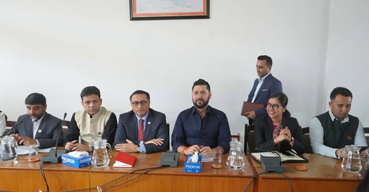 रास्वपाका मन्त्री र सांसदहरूसँग सभापति लामिछानेको छलफल जारी