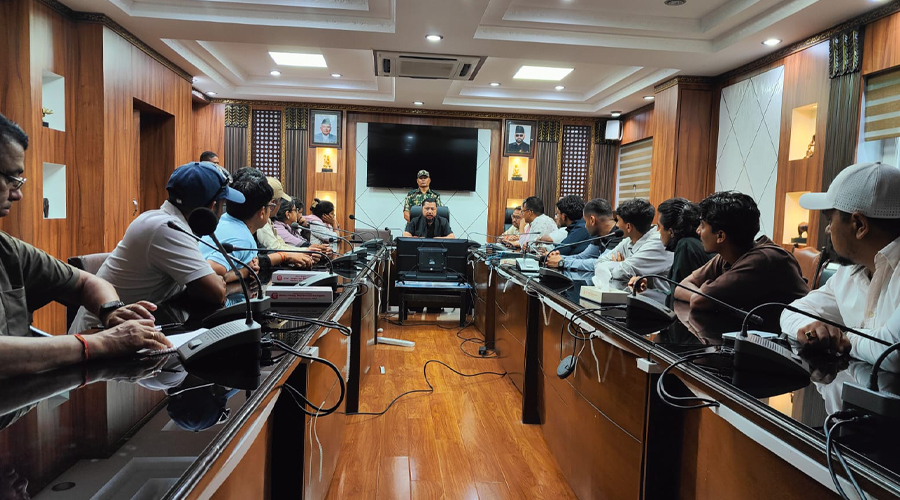टनेलमा फसेकाहरुको परिवारलाई ऊर्जामन्त्री श्रेष्ठले भने : आजै साँझसम्म टनेलभित्र जानसक्ने प्रयास छ