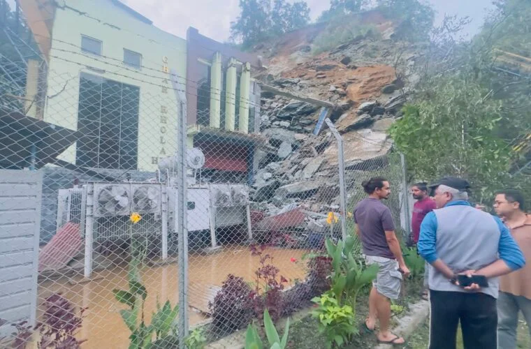 सुक्खा पहिराले घारखोला जलविद्युत् आयोजनाको विद्युत्गृमा क्षति : एक जना बेपत्ता ,एक जना घाइते