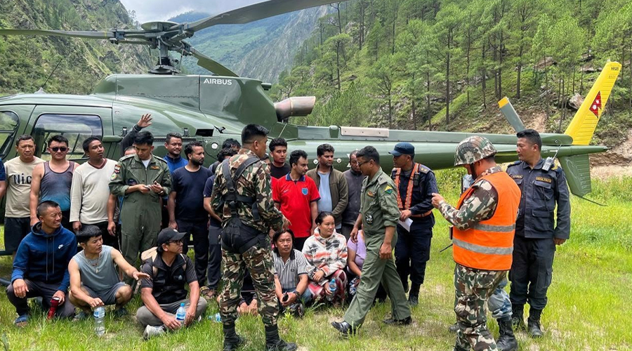 सेनाद्वारा आज मात्रै ६०२ जनाको हवाई उद्धार, त्रिशूलीमा ३३८ को उपचार​ काठमाडौं । नेपाली सेनाले बिहीबार दिउँसो साढे ३ बजेसम्म भोटेकोशी बाढी प्रभावित विभिन्न क्षेत्रबाट ६०२ जनाको हवाई उद्धार गरेको छ ।  सेनाका अनुसार जमिनमार्फत थप २०० जनाको समेत उद्धार गरिएको छ । टिमुरे, स्याप्रुवेँशी, धुन्चे, मैलुङलगायत बाढी प्रभावित क्षेत्रबाट ५० विदेशी नागरिकसहित ६०२ जनालाई हेलिकप्टरमार्फत सुरक्षित स्थानमा ल्याइएको हो ।  उद्धार गरिएकाहरूको उपचारका लागि त्रिशूलीमा छाउनी अस्पतालबाट चिकित्सकसहितको मेडिकल टोली परिचालन गरिएको छ । सेनाका अनुसार हालसम्म ३३८ जनाको उपचार भइरहेको छ ।  खोज तथा उद्धार कार्यलाई प्रभावकारी बनाउन नेपाली सेनाले ड्रोन तथा सैनिक डगसमेत परिचालन गरेको जनाएको छ । उद्धार तथा राहत कार्यमा ४ हजार २ सयभन्दा बढी सैनिक परिचालन गरिएको सेनाले बताएको छ।     ​