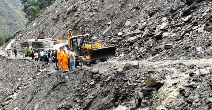 पहिरो खस्दा बेनी जोमसोम सडकखण्ड अवरुद्ध
