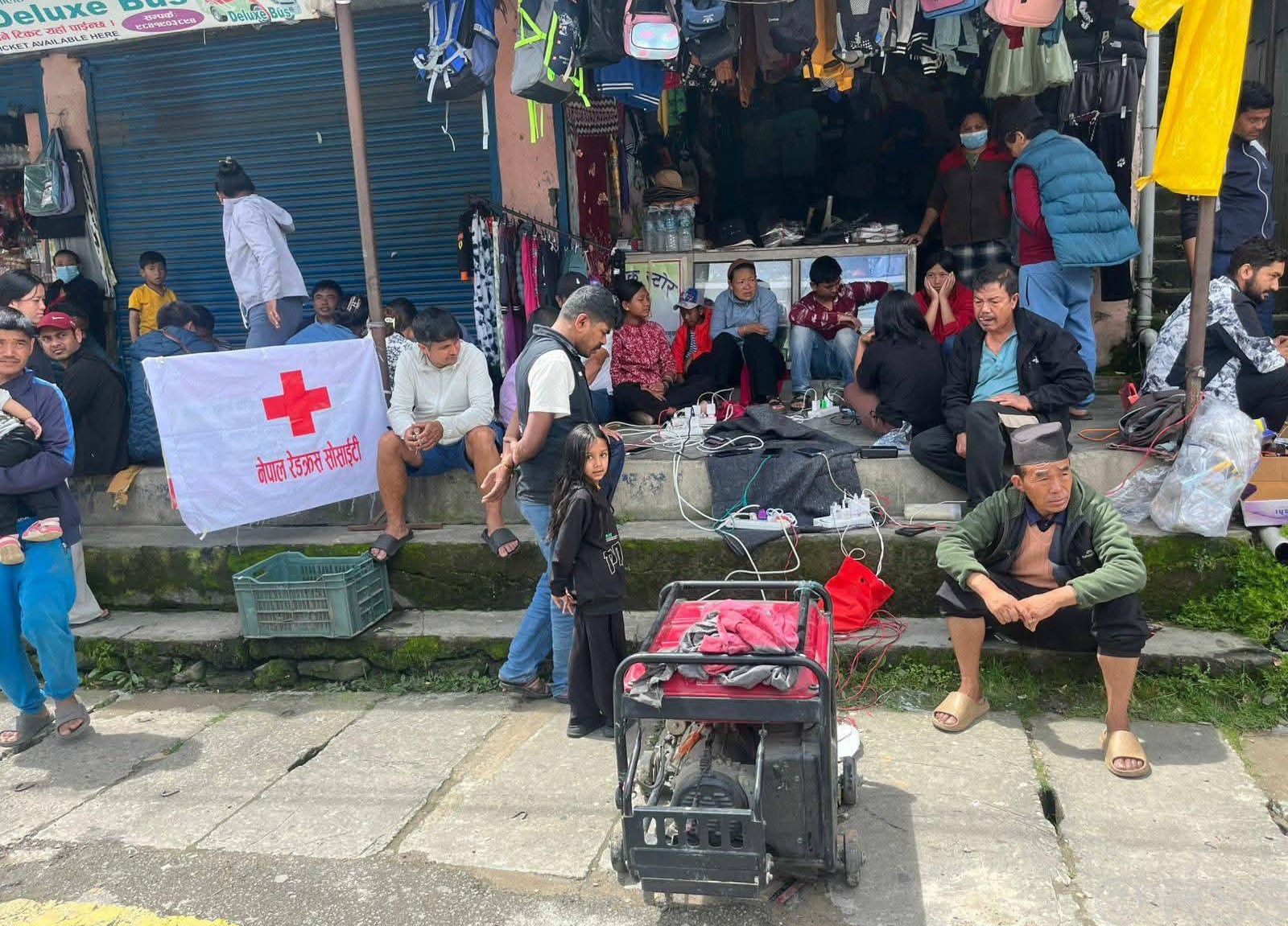 पाँच दिनपछि धुञ्चेमा ‘जेनेरेटर’ : निःशुल्क मोबाइल चार्ज, टुटेको आशालाई जोड्दै