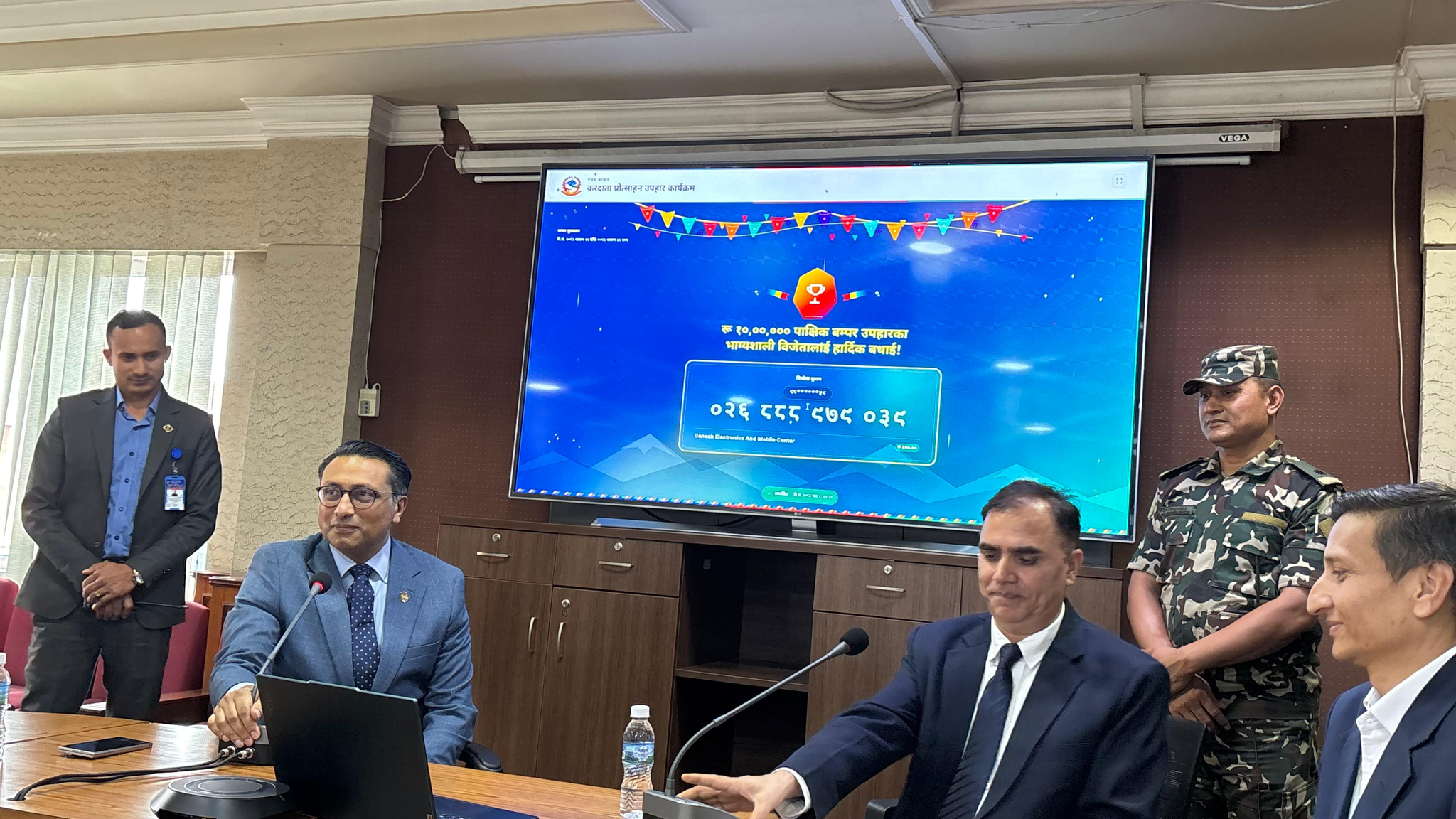 मोबाइल सेन्टरबाट ३५० रुपैयाँको सामान किनेका उपभोक्ताले जिते १० लाख
