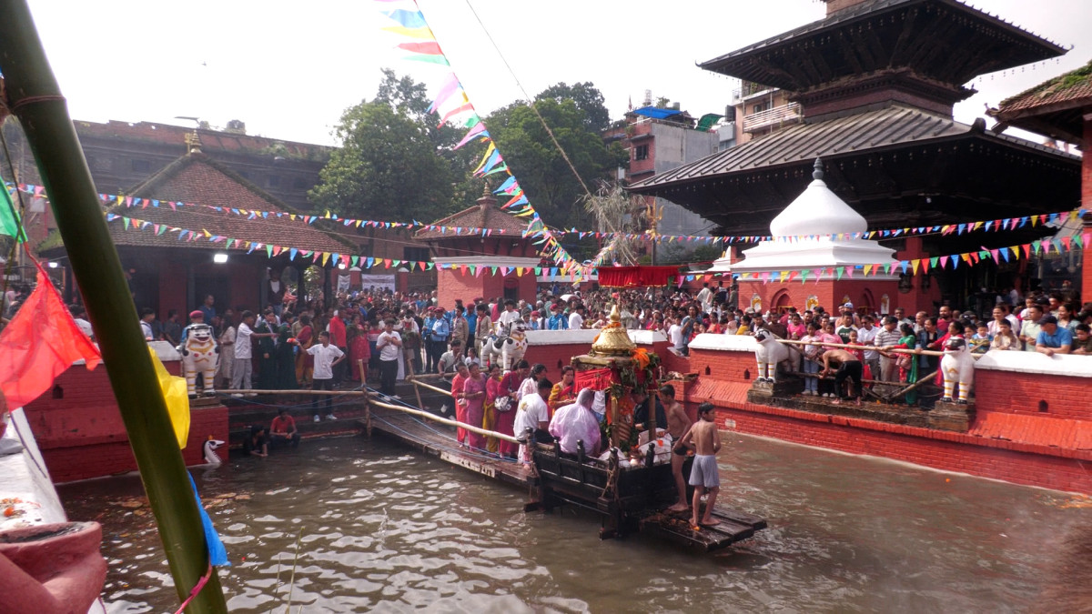 कुम्भेश्वरमा जनैपूर्णिमाको मेला, बिहानैदेखि भक्तजनको घुइँचो