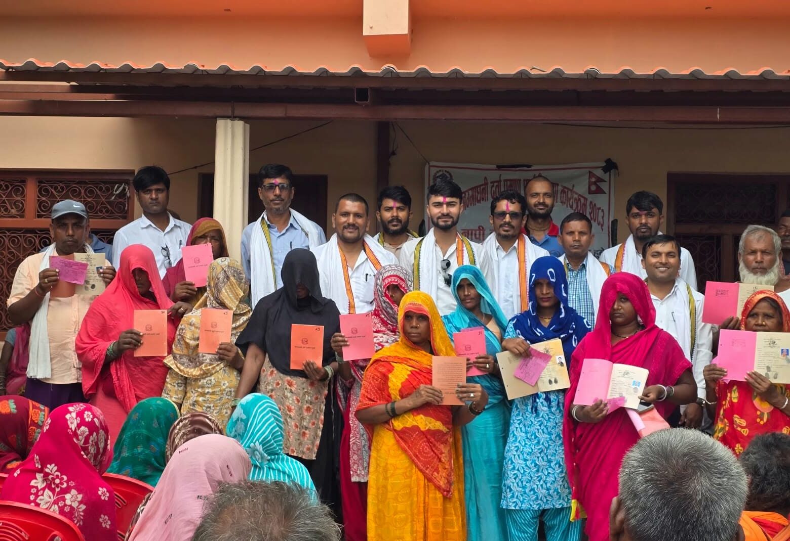 नापजाँच सकिएको १० वर्षपछि धनुषाका ५७ परिवारले पाए लालपुर्जा