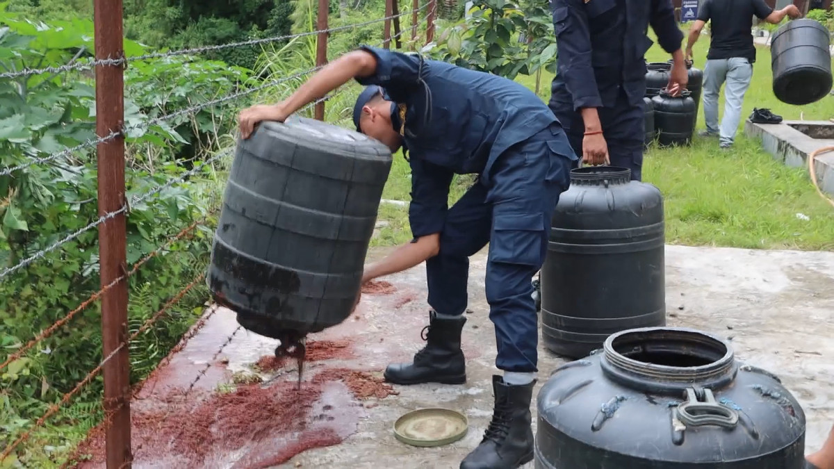 पोखरामा घरेलु मदिरा बनाउन राखिएको १५ ड्रम कच्चा पदार्थ नष्ट