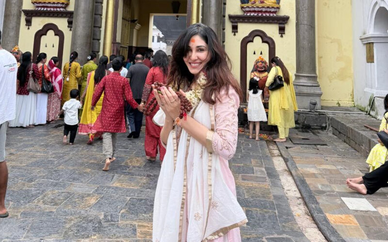 बलिउड अभिनेत्री पूजा चोपडाद्वारा पशुपतिनाथको दर्शन