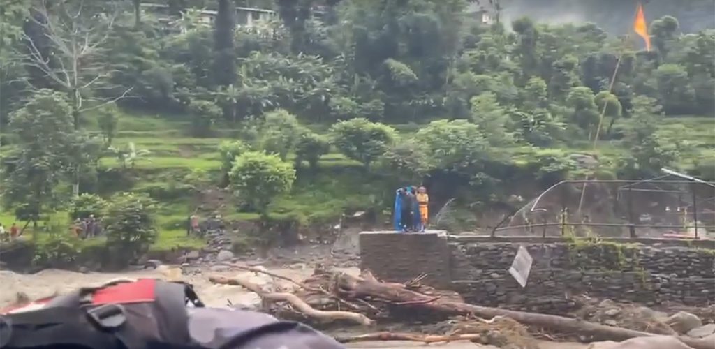 मादीखोलाको बाढीले कास्की–पर्वत जोड्ने दुई पुल बगायो, मन्दिरमा तीन जना फसे