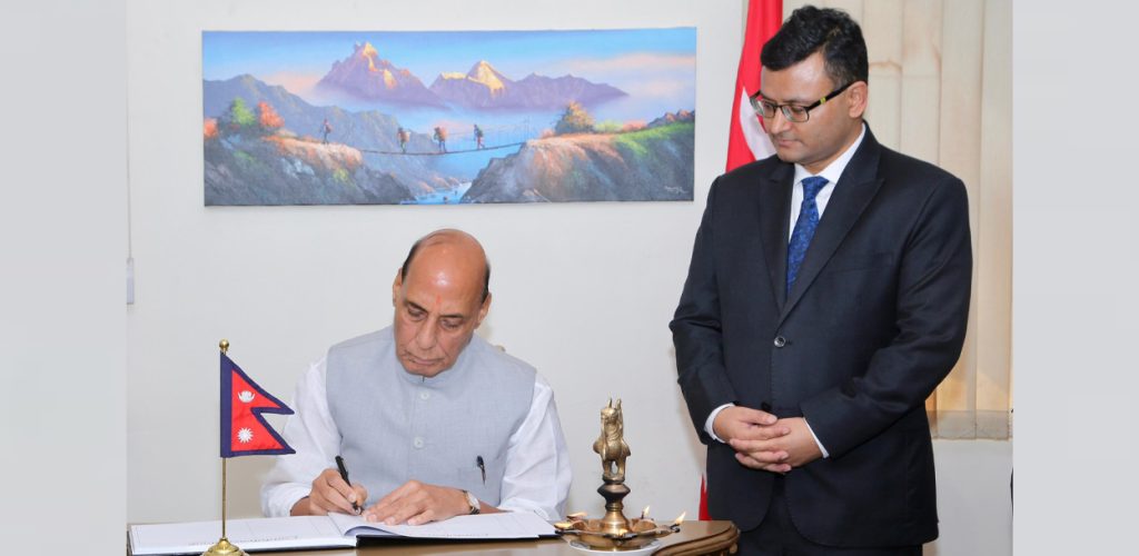 भारतका रक्षामन्त्रीद्वारा नेपाली दूतावास पुगेर बाढीपीडितप्रति समवेदना