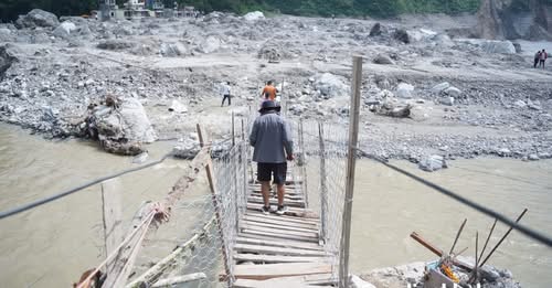 सडक सञ्जाल अवरुद्ध हुँदा रसुवामा खाद्यान्न अभाव, बिरामी मारमा