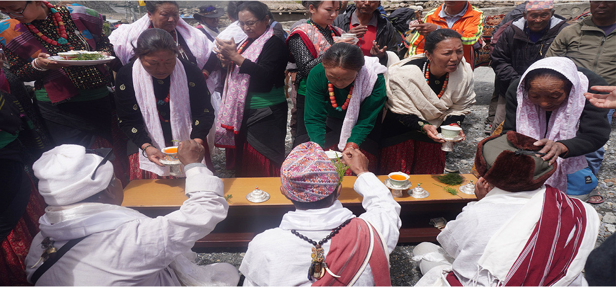 मुस्ताङको ठिनी गाउँमा प्रकृति पूजा