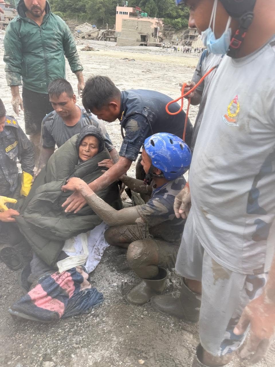उद्दार गरिएको महिलालाइ हेलिकप्टर मार्फत काठमाडौ लगिँदै