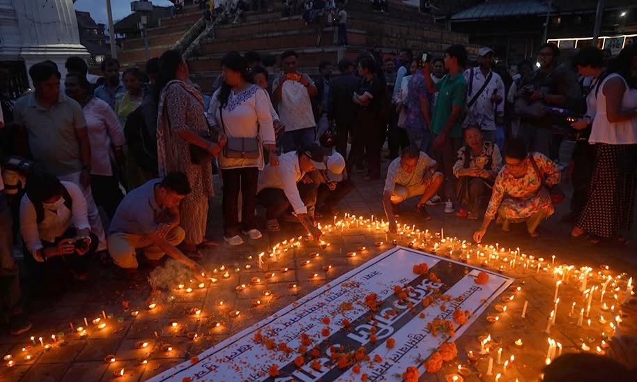 बाढीमा परी निधन भएकाको सम्झनामा पशुपतिनाथ क्षेत्रमा दीप प्रज्वलन