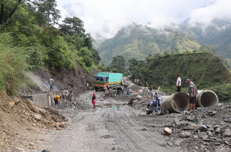 बेनी–जोमसोम सडक : पहिरो प्रभावित क्षेत्रमा स्तरोन्नति तीब्र