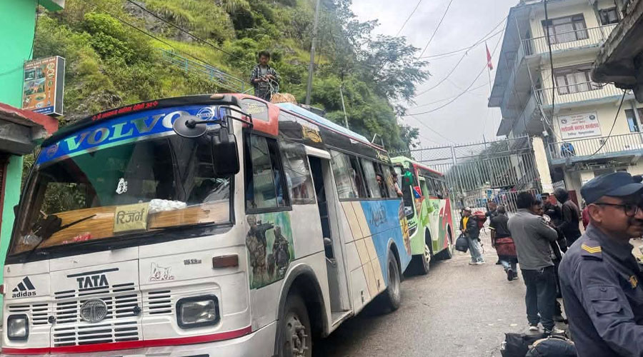 चीनतर्फ फसेका ११४ नेपाली तातोपानी नाका हुँदै नेपाल आइपुगे