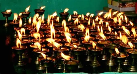 बाढीमा परी निधन भएकाको सम्झनामा पशुपतिनाथ क्षेत्रमा दीप प्रज्वलन