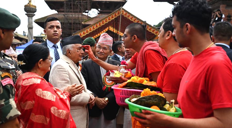 राष्ट्रपति रामचन्द्र पौडेलद्वारा पाटन कृष्ण मन्दिरमा पूजाआरधना