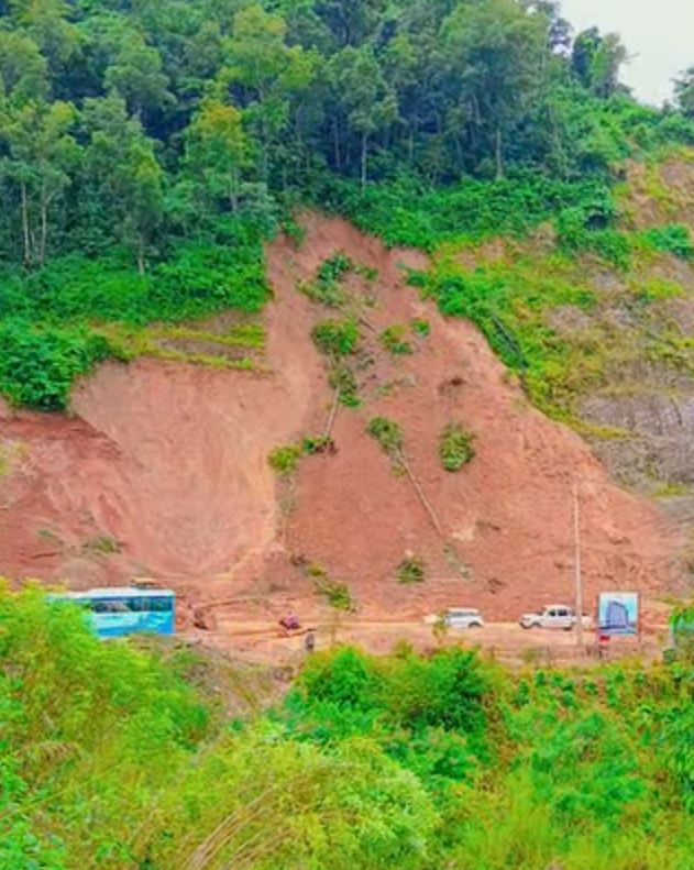 घाँसीकुवामा पहिरो खस्दा पृथ्वी राजमार्गमा यातायात सेवा प्रभावित