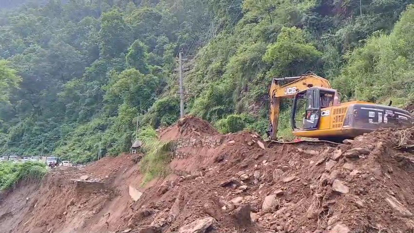 परेवा भीरमा सडक मर्मत तीव्र, आज साँझसम्म यातायात सञ्चालन गर्ने लक्ष्य