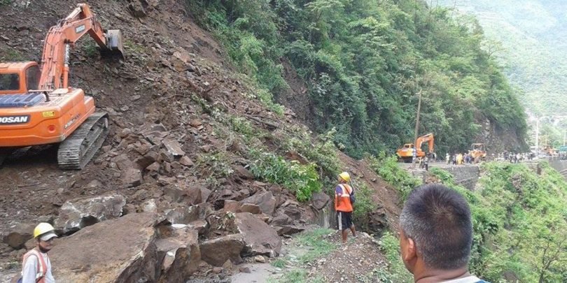 पहिरोले बीपी राजमार्ग अवरुद्ध