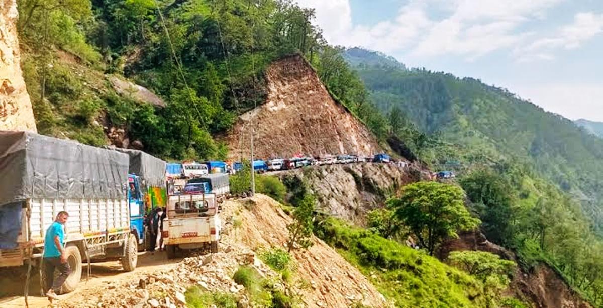 सुख्खा पहिराले कर्णाली राजमार्ग अवरुद्ध