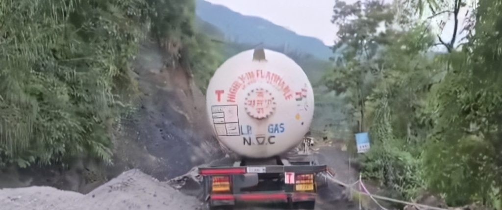 कृष्णभिरमा रोकिएका ग्यास बुलेट पास गराइयो, बिहीबारदेखि दुईतर्फी खुलाउने तयारी
