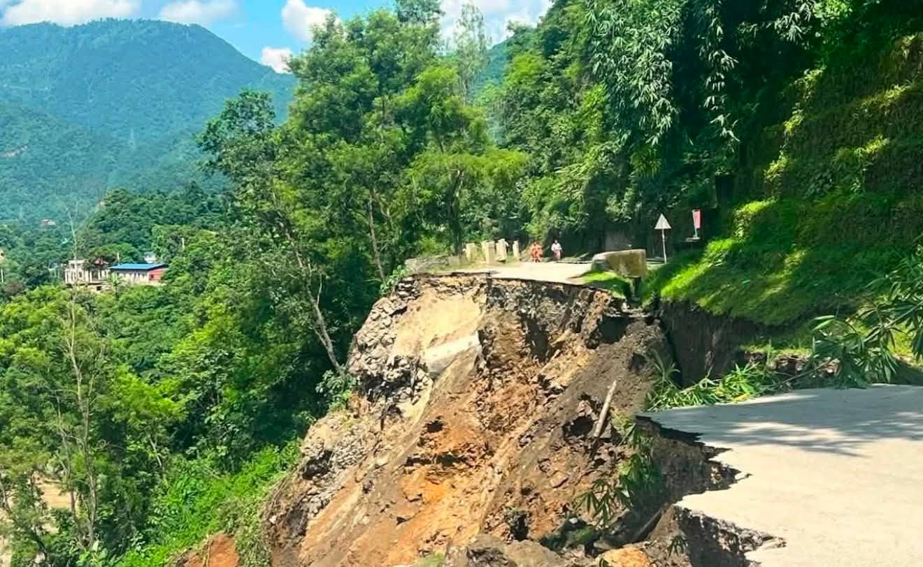 कृष्णभीरमा खोलिएको ‘ट्र्याक’ लाई फराकिलो बनाइँदै