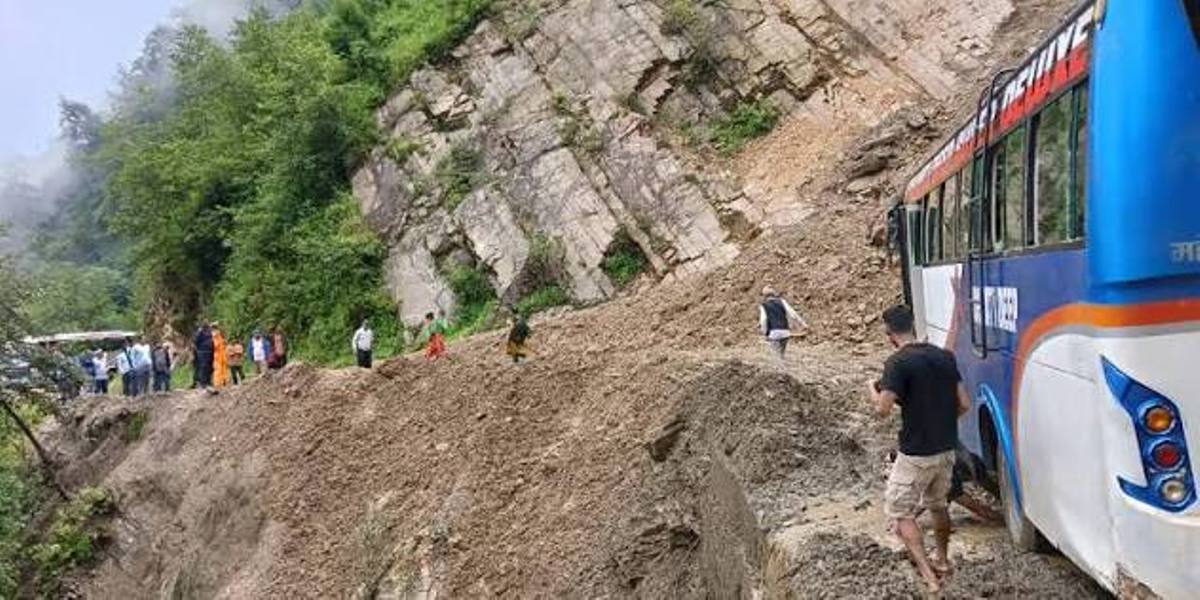 पहिरो खस्दा महाकाली राजमार्ग अवरुद्ध