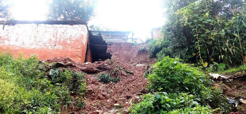 पहिरोको उच्च जोखिममा दैलेखको नमूना बस्ती, ३७ जना विस्थापित