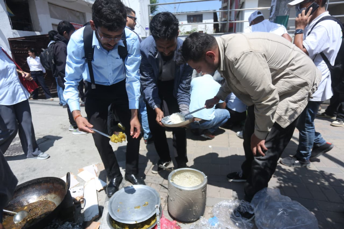 ग्यास अभावविरुद्ध अखिल क्रान्तिकारीको प्रदर्शन, विद्यार्थीहरूले सडकमै दाउरामा खाना पकाएर खाए