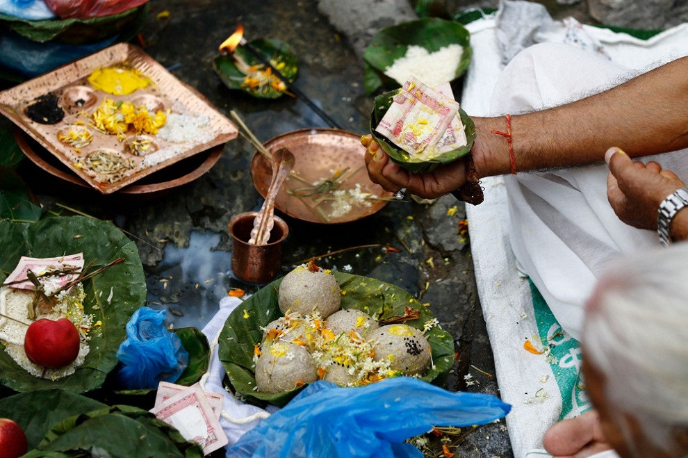 आजदेखि सोह्र श्राद्ध सुरु, पितृ तर्पण र पिण्डदान गरिँदै