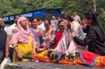 भोटेकोशी बाढीः बेपत्ता आफन्त फर्किने आस मरेपछि परिवारले गरे अन्त्येष्टि