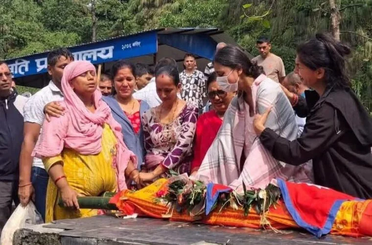 भोटेकोशी बाढीः बेपत्ता आफन्त फर्किने आस मरेपछि परिवारले गरे अन्त्येष्टि