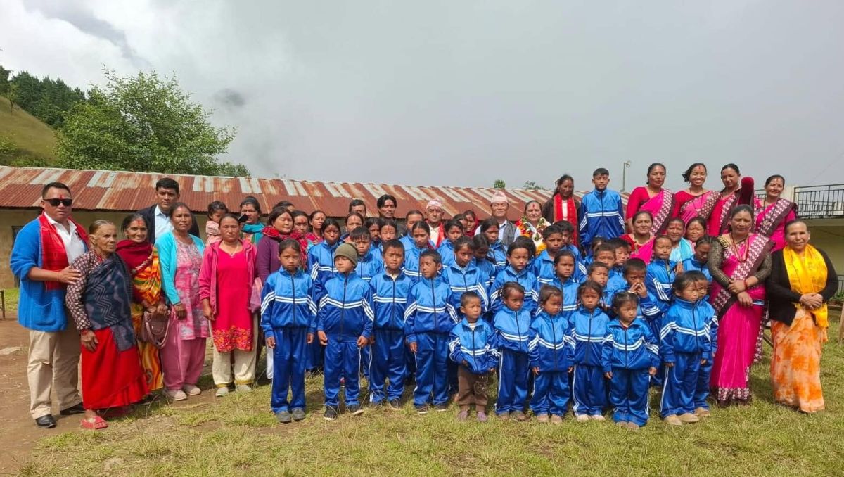 पूर्वप्रधानाध्यापक थापाद्वारा विद्यार्थीलाई न्यानो कपडा वितरण