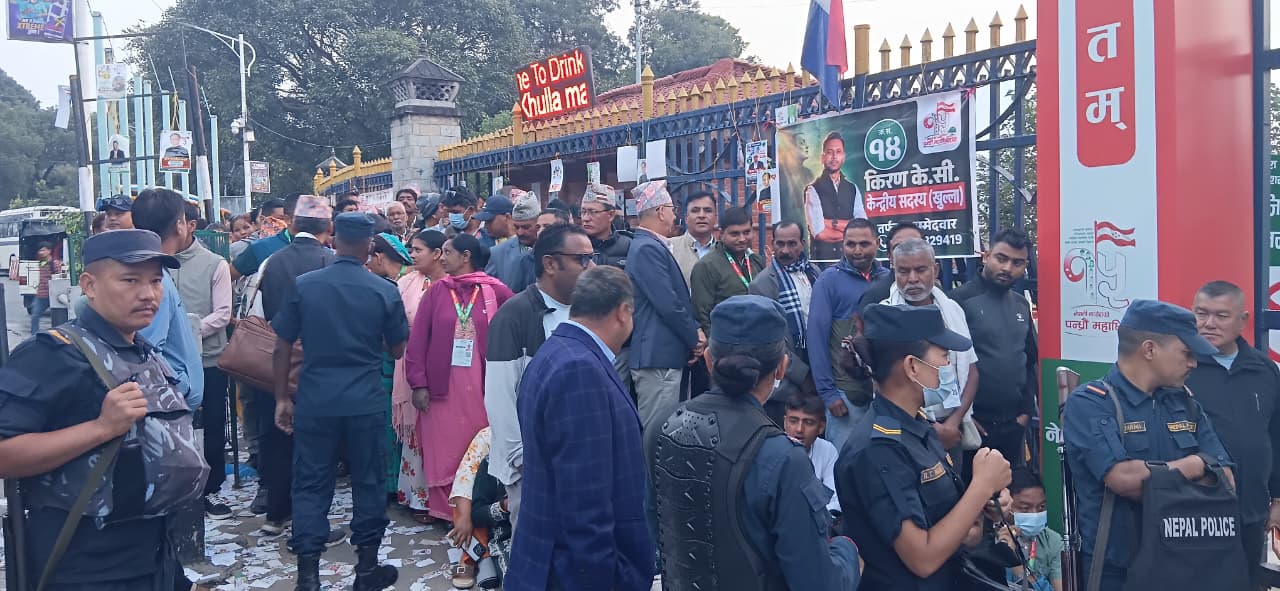 कांग्रेस महाधिवेशन: बिहानैदेखि मतदाता लाइनमा, ७ बजेदेखि मतदान, आजै गणता थाल्ने तयारी