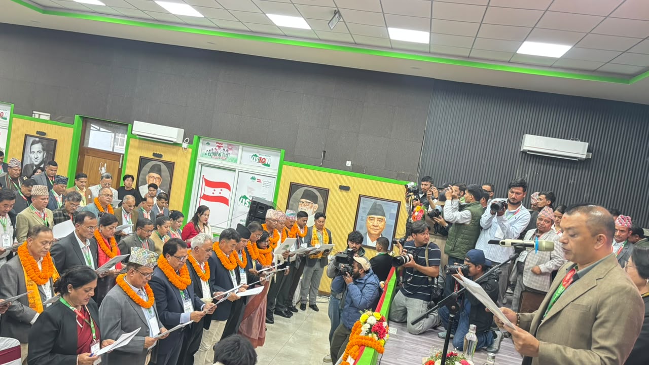गगन थापाले गराए कांग्रेसका नवनिर्वाचित पदाधिकारीलाई शपथ