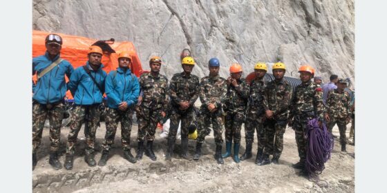 बाढीको भेलमा जीवन खोज्दै नेपाली सैनिक