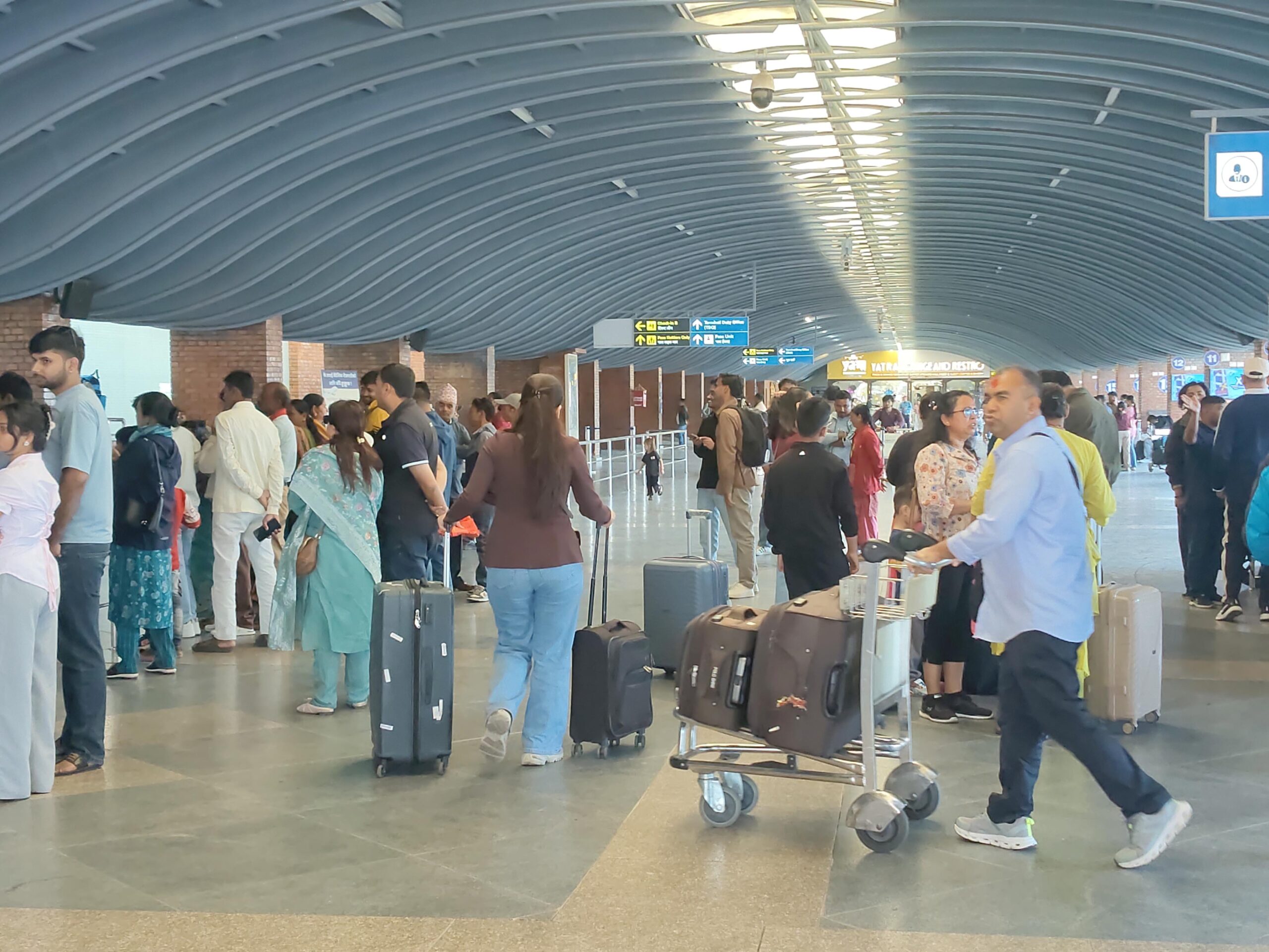 दसैँको दोस्रो दिन पनि रोकिएन विदेसिने युवाको लर्को, रोजगारीको खोजीमा बिदेसिँदै नेपाली