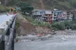 बाढीले पुलमा क्षति पुर्याएपछि यातायात ठप्प, पर्यटन र व्यापारमा असर