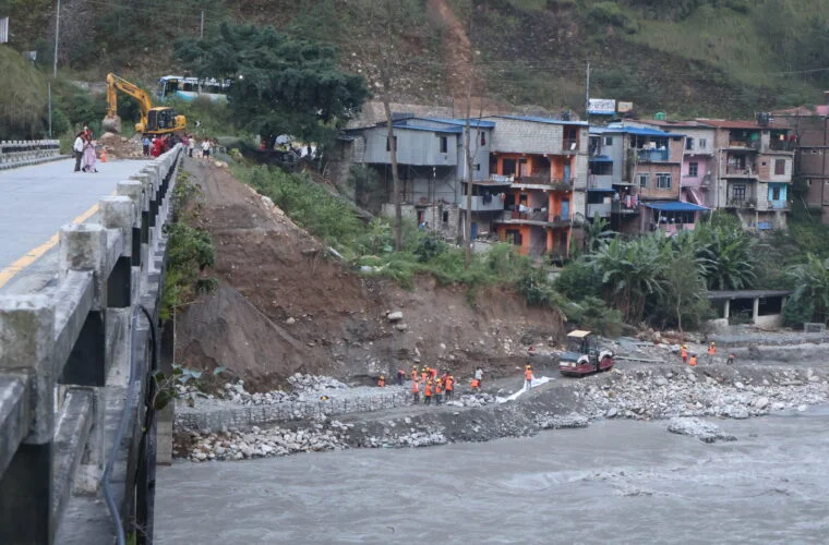 बाढीले पुलमा क्षति पुर्याएपछि यातायात ठप्प, पर्यटन र व्यापारमा असर