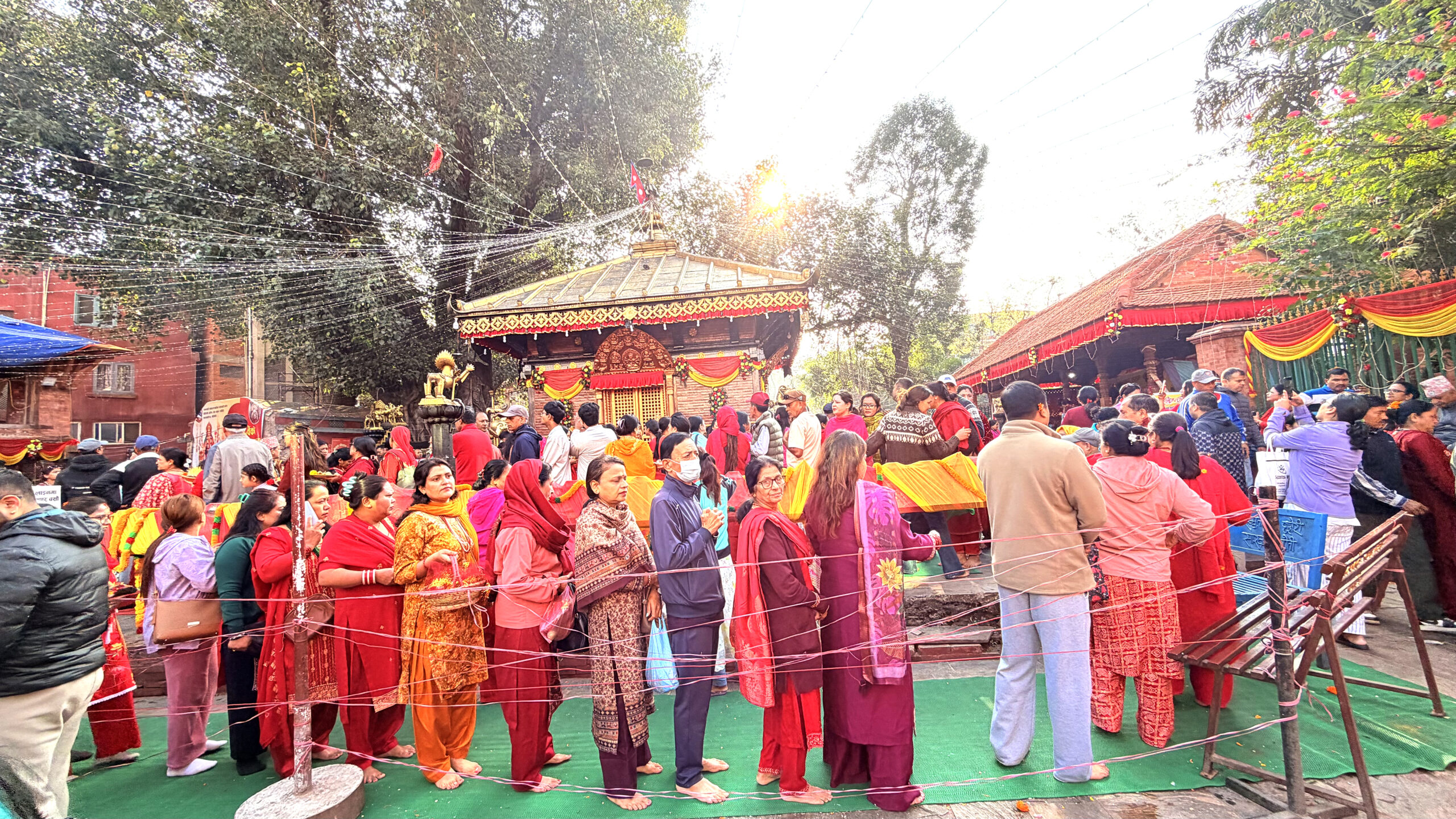 नवरात्रको आठौँ दिनः शक्तिपीठमा भक्तजनको घुइँचो