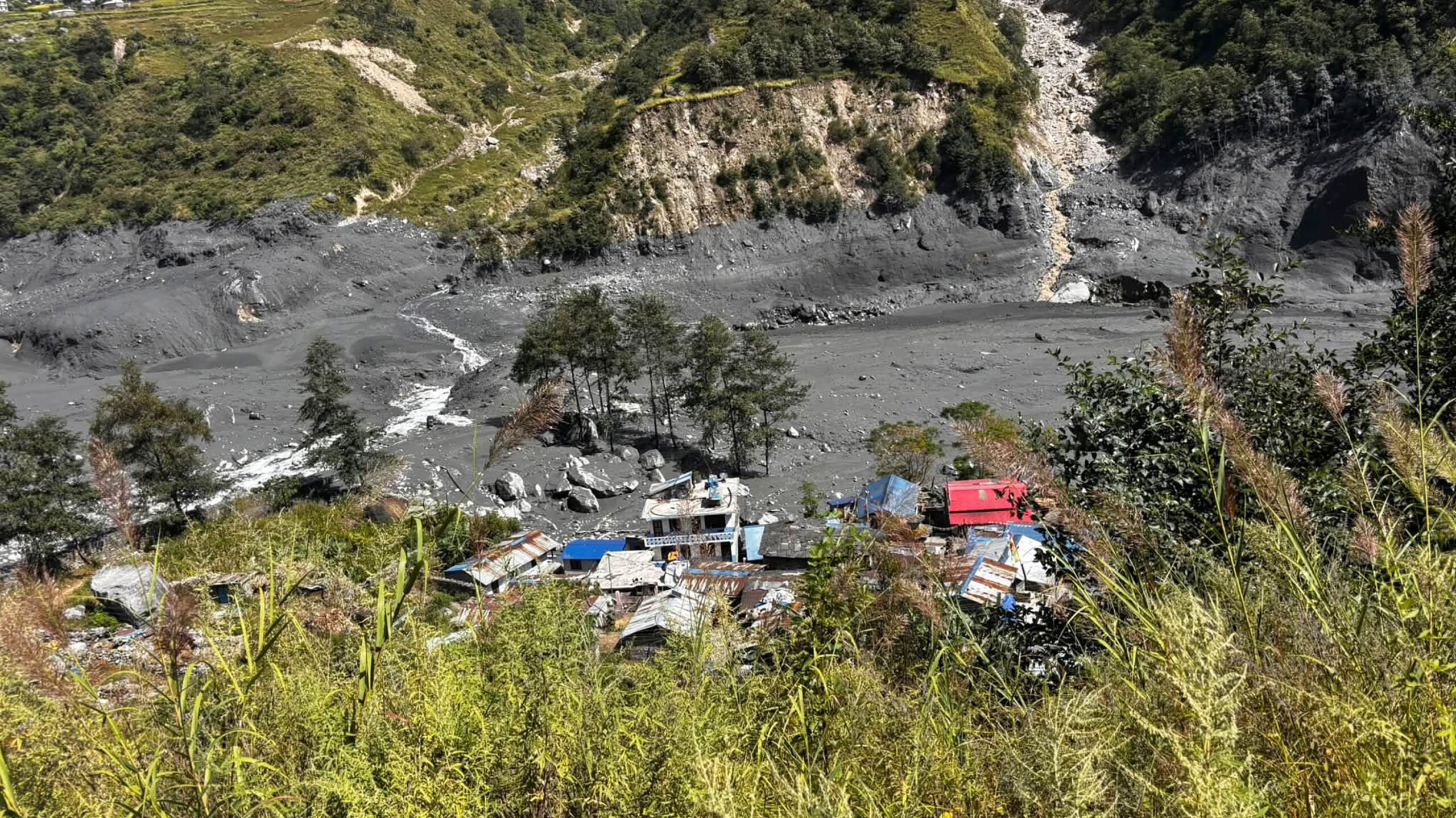बूढीगण्डकी बाढी : मनास्लु हिँडेका पर्यटक बीचैमा रोकिए