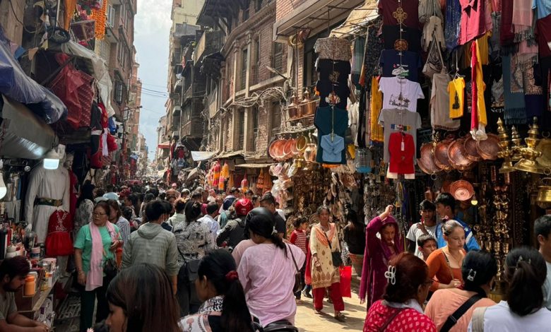 दसैँ नजिकिएसँगै काठमाडौँका खुला बजारमा बढ्यो ग्राहकको चहलपहल