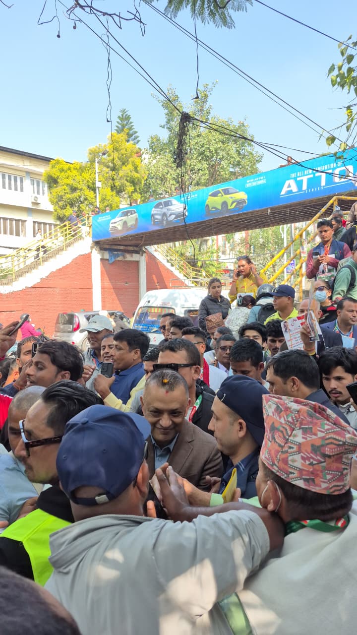 मतदातासँग मत माग्दै गगन थापा