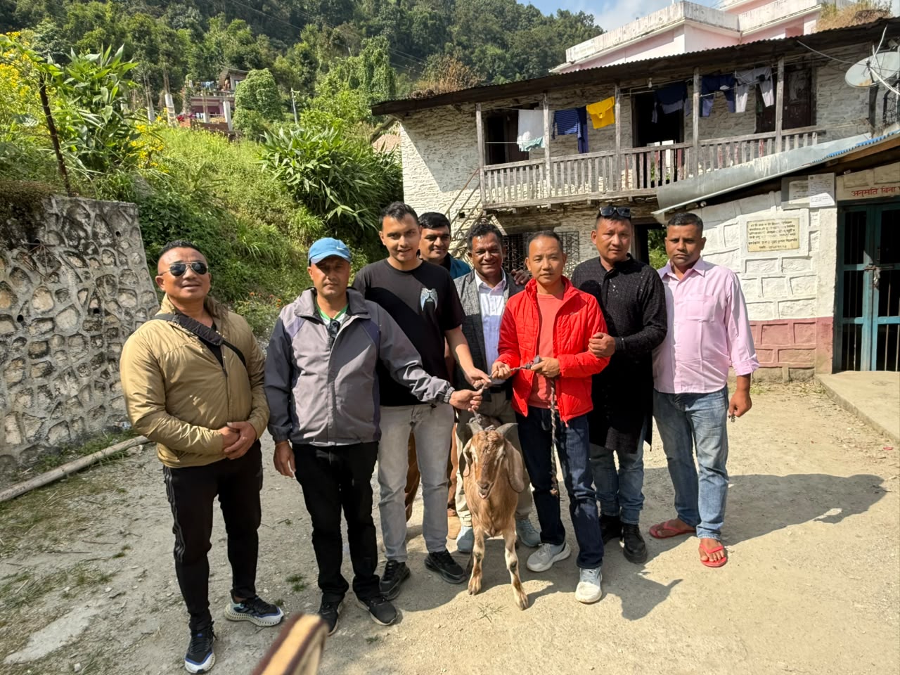 दसैं : कांग्रेस सहमहामन्त्री खतिवडाले ओखलढुंगा कारागारका कैदीलाई दिए खसी