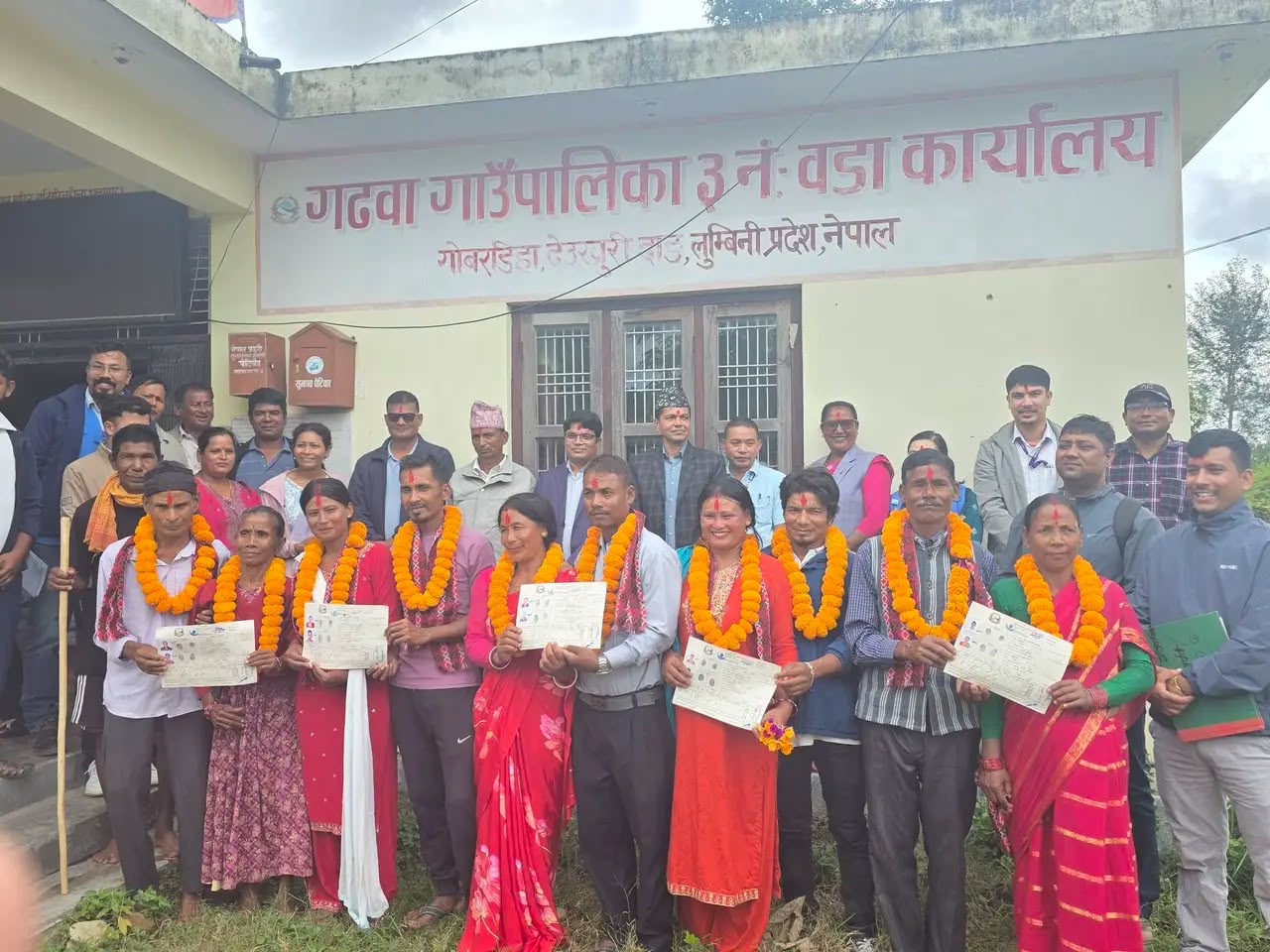 सरकारले लालपूर्जा दिएपछि दाङका ८ भूमिहीन परिवारमा छायो खुसी